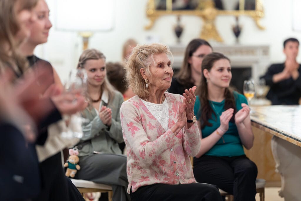 Kazickų šeimos fondo prezidentė, žurnalistė, filantropė ir aktyvi visuomenininkė Jūratė Kazickaitė šią vasarą lankėsi Lietuvoje. Vizito metu ji susitiko su diasporos jaunimu, dalyvaujančiu programoje „Bring Together Lithuania“ (liet. „Jungtis Lietuvai“), kurią inicijuoja ir remia Kazickų šeimos fondas.