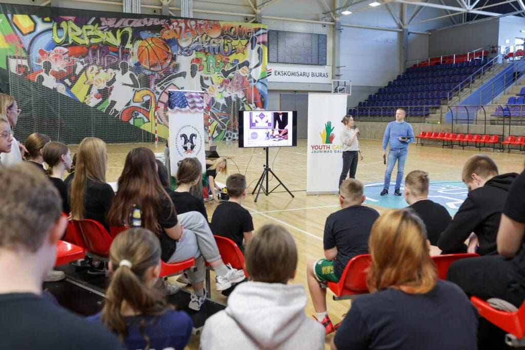 Šiais metais programa „Jaunimas gali“ pradeda jau 12-ąjį sezoną, o jos tikslas – į veiklas skirtinguose Lietuvos miesteliuose įtraukti per 200 jaunuolių, sudarant jiems galimybes ugdyti asmenines, socialines ir verslumo kompetencijas.